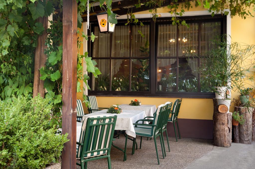 Hubertushof Fromwald Hotel Und Gasthof Bad Fischau Εξωτερικό φωτογραφία