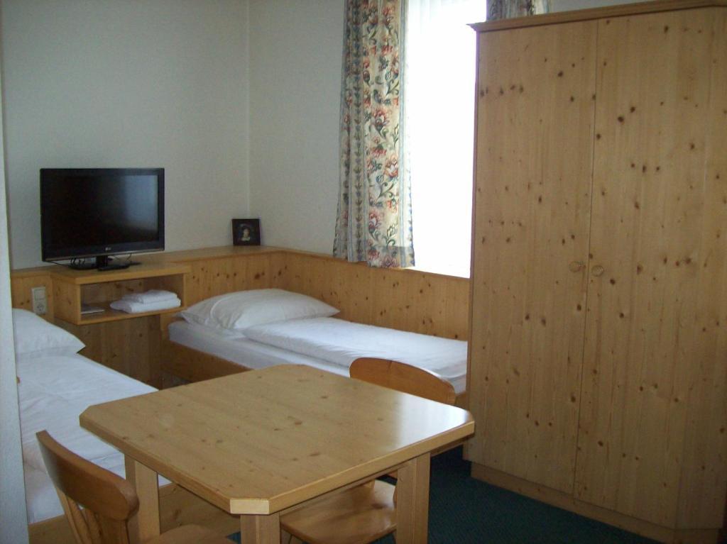 Hubertushof Fromwald Hotel Und Gasthof Bad Fischau Δωμάτιο φωτογραφία