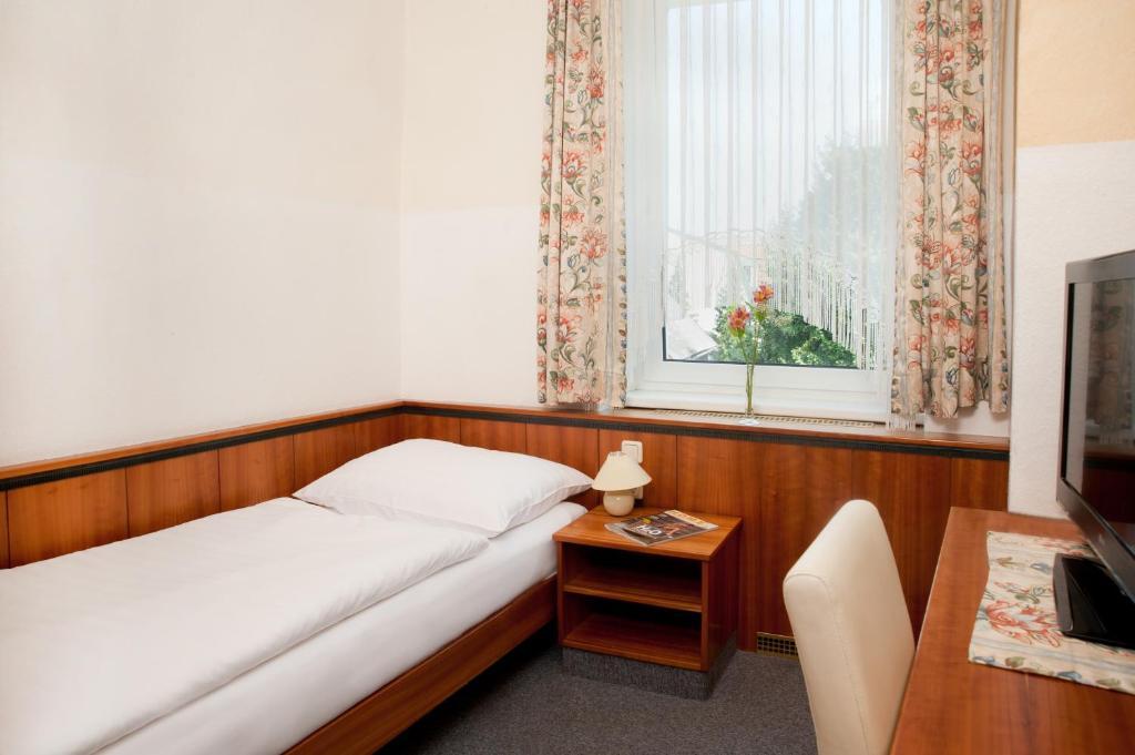 Hubertushof Fromwald Hotel Und Gasthof Bad Fischau Εξωτερικό φωτογραφία