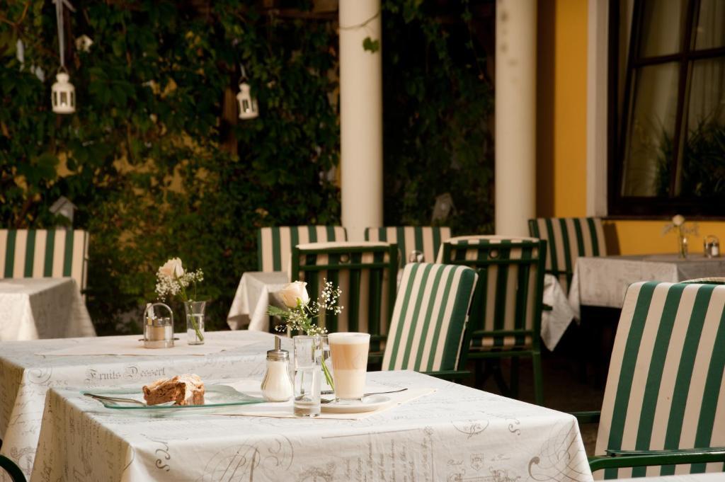 Hubertushof Fromwald Hotel Und Gasthof Bad Fischau Εξωτερικό φωτογραφία