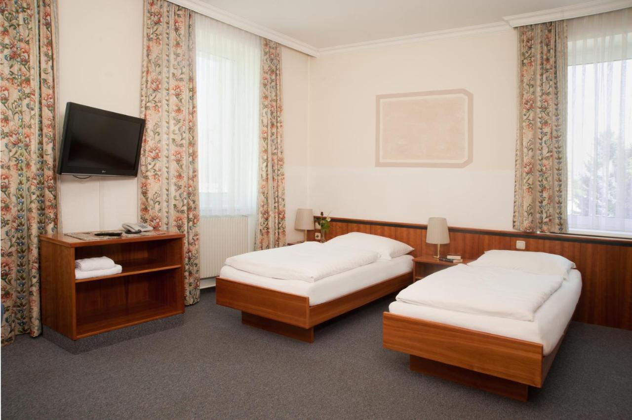 Hubertushof Fromwald Hotel Und Gasthof Bad Fischau Εξωτερικό φωτογραφία